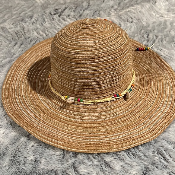 Straw beach hat - Picture 2 of 3